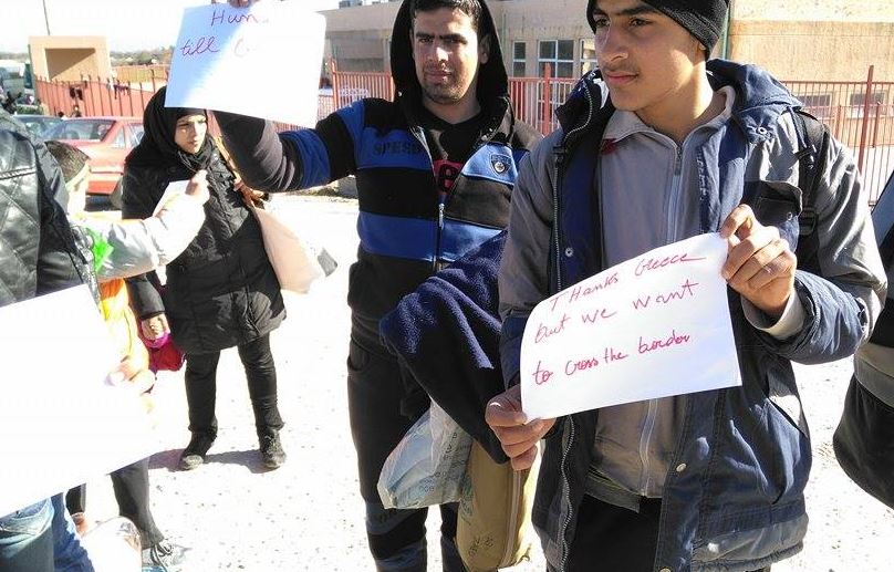 Τα συγκινητικά μηνύματα των προσφύγων – “Βοηθήστε μας” – ΦΩΤΟ