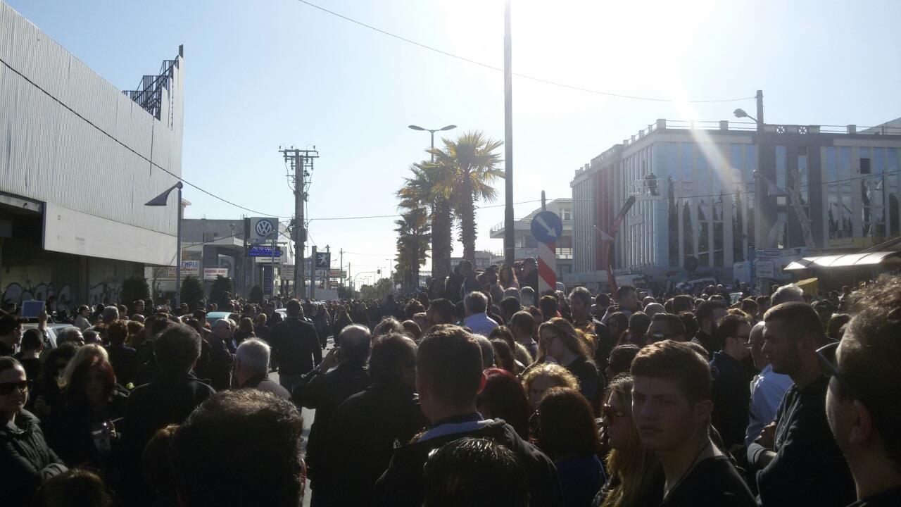 Χιλιάδες κόσμου στο νεκροταφείο της Μεταμόρφωσης για το τελευταίο αντίο στον Παντελίδη – ΦΩΤΟ