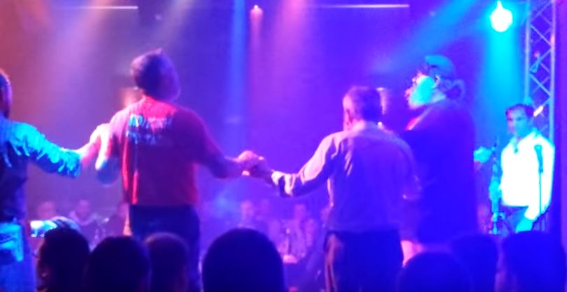 Το γλέντι των αγροτών από την Κρήτη στα μπουζούκια – ΒΙΝΤΕΟ