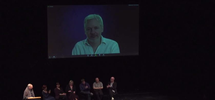 Η παρέμβαση του Τζουλιάν Ασάνζ στην παρουσίαση του Βαρουφάκη – ΒΙΝΤΕΟ