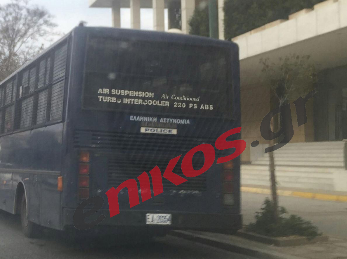 Κλούβες των ΜΑΤ έξω από το Χίλτον – ΦΩΤΟ – ΤΩΡΑ