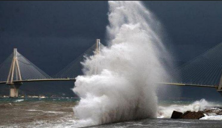 Προβλήματα λόγω ισχυρών ανέμων στη σύνδεση Ρίου – Αντιρρίου
