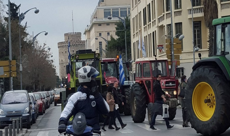 Μπήκαν στο κέντρο της Θεσσαλονίκης με τα τρακτέρ – ΒΙΝΤΕΟ