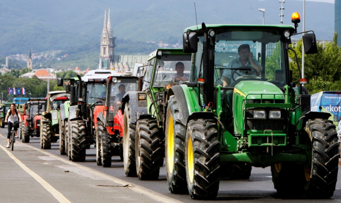 Οι αγρότες έκλεισαν και την παλαιά εθνική οδό Αθηνών – Κορίνθου
