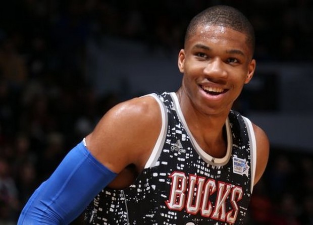 Η οικογένεια Αντετοκούμπο φωτογραφίζεται με τον Κόμπε Μπράιαντ – ΦΩΤΟ