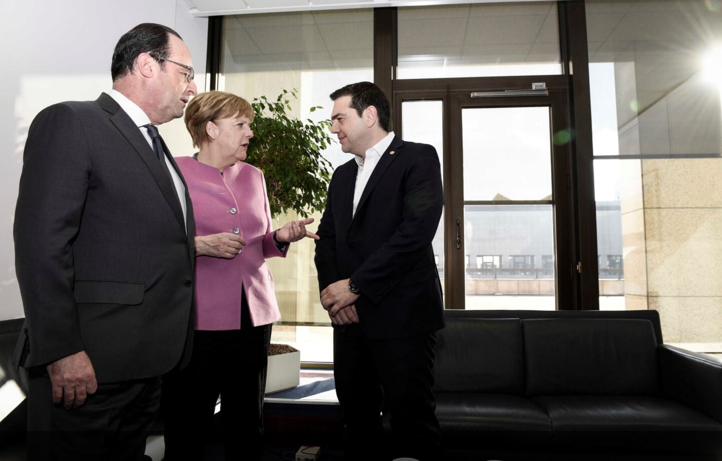 Η δέσμευση που έλαβε ο Τσίπρας από Μέρκελ – Ολάντ για το προσφυγικό