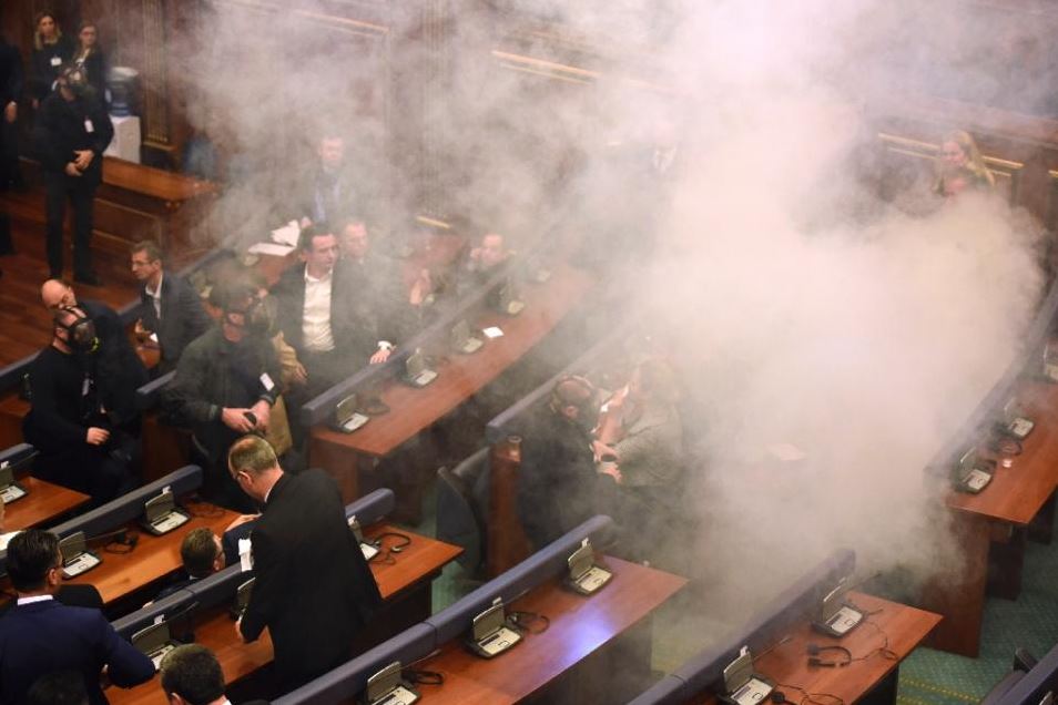 Ένταση και δακρυγόνα στο κοινοβούλιο του Κοσόβου – ΒΙΝΤΕΟ