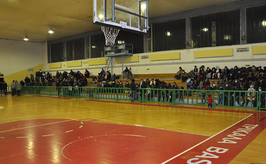 Τρίκαλα: 300 πρόσφυγες στο κλειστό γυμναστήριο – ΒΙΝΤΕΟ