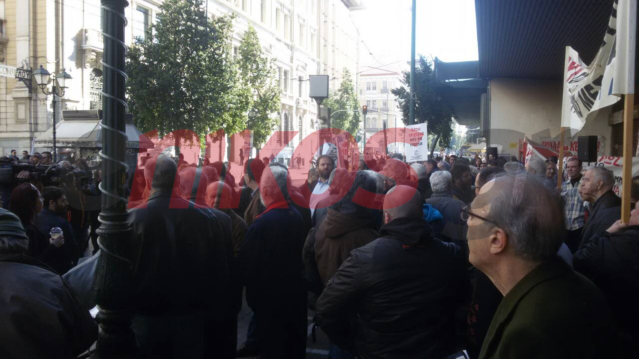 Δημοσιογράφοι και τεχνικοί έξω από το υπουργείο Εργασίας – ΦΩΤΟ