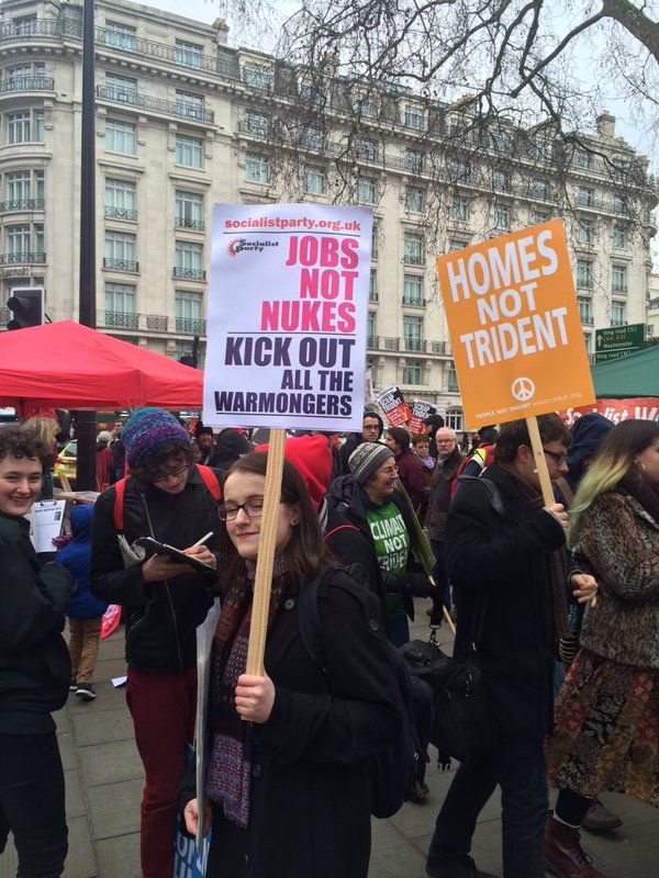 Λονδίνο: Δεκάδες χιλιάδες διαδηλωτές εναντίον των πυρηνικών όπλων – BINTEO