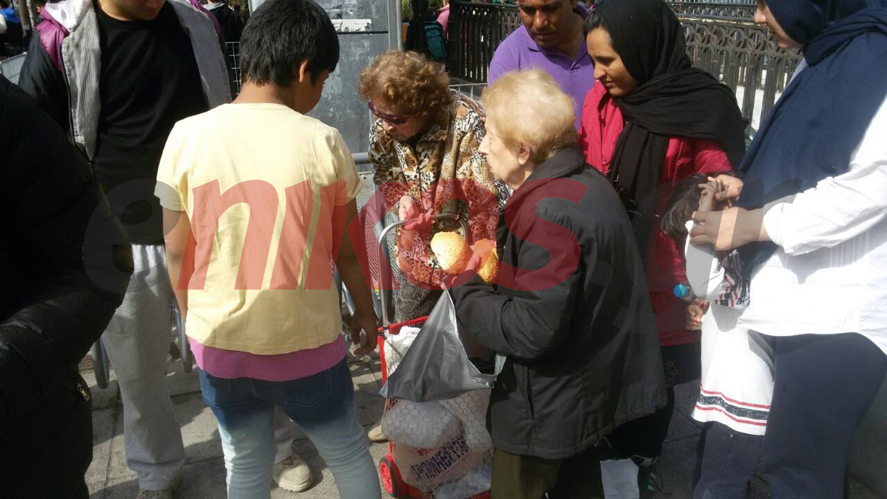 Προσφέρουν τρόφιμα σε μετανάστες στην πλατεία Βικτωρίας – ΦΩΤΟ