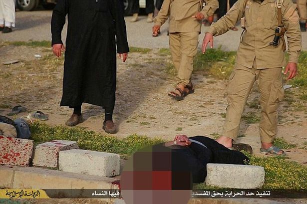 Σκηρές εικόνες: Tζιχαντιστές λιθοβολούν μέχρι θανάτου έφηβες – ΒΙΝΤΕΟ