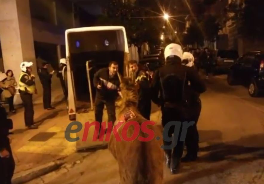 Οι τροχονόμοι απομακρύνουν τον γάιδαρο – ατραξιόν των ενστόλων – ΒΙΝΤΕΟ