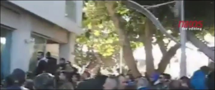 Κάτοικοι της Κω εγκλώβισαν βουλευτή του ΣΥΡΙΖΑ σε καφετέρια – ΒΙΝΤΕΟ