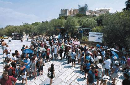 Αστυνομικοί κατέβασαν πανό των αγροτών από την είσοδο της Ακρόπολης