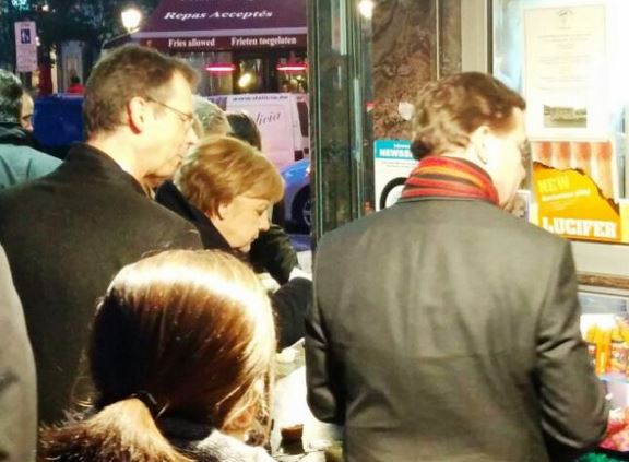 Πατάτες στο χέρι με …”σάλτσα Ανδαλουσίας” για τη Μέρκελ – ΒΙΝΤΕΟ