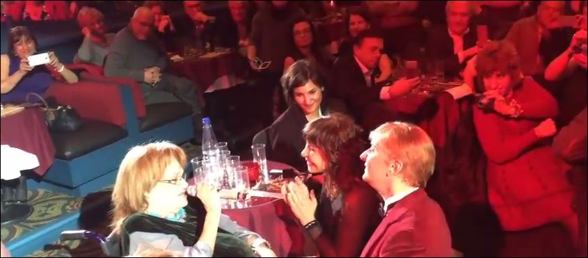 Η 83χρονη Μαίρη Χρονοπούλου τραγουδά “Του αγοριού απέναντι” και συγκινεί το κοινό – ΒΙΝΤΕΟ