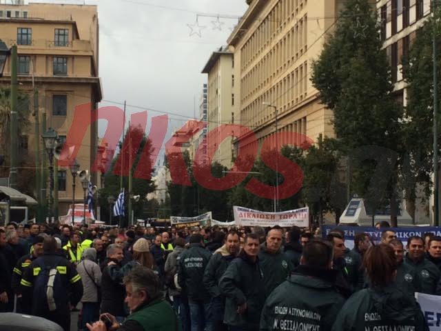 Πορεία των ενστόλων στο κέντρο της Αθήνας – Κλειστή η Σταδίου – ΦΩΤΟ