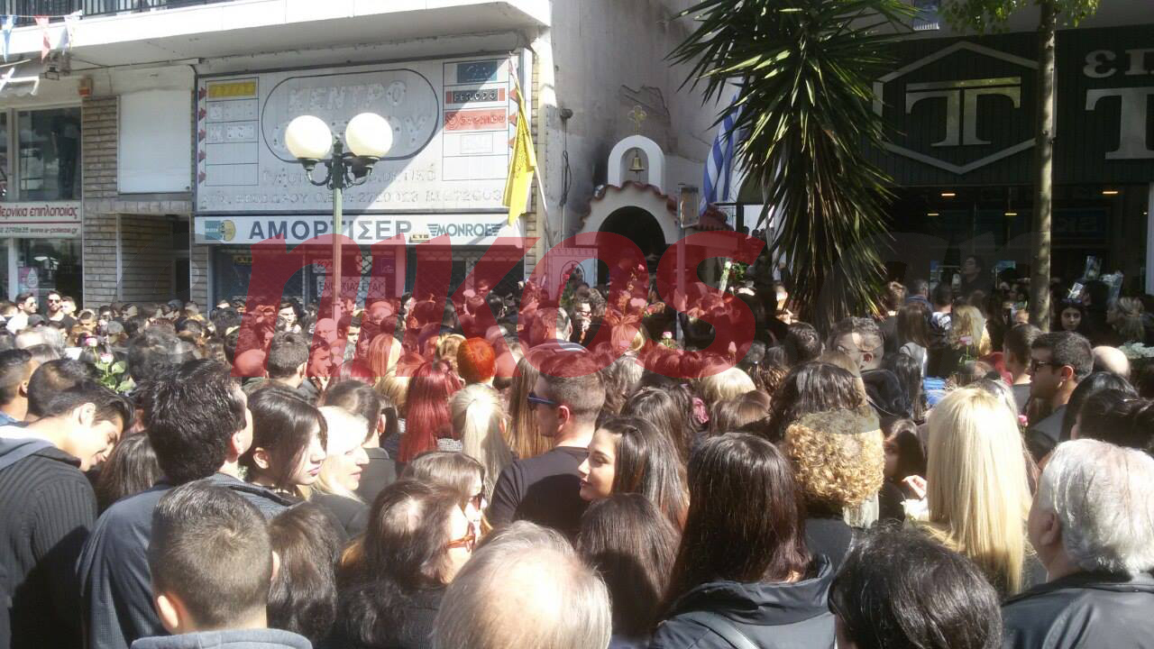 Ουρές στην Νέα Ιωνία για τον τελευταίο χαιρετισμό στον Παντελίδη – ΦΩΤΟ