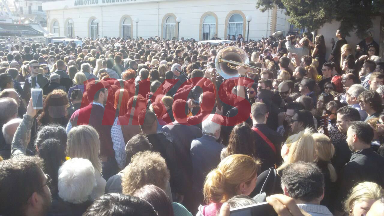 Aδίστακτος κλέφτης στην κηδεία του Παντελίδη