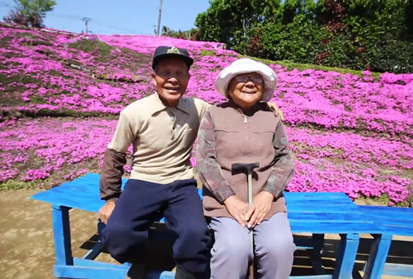 Σύζυγος φύτεψε για την τυφλή γυναίκα του χιλιάδες λουλούδια για να τα μυρίζει