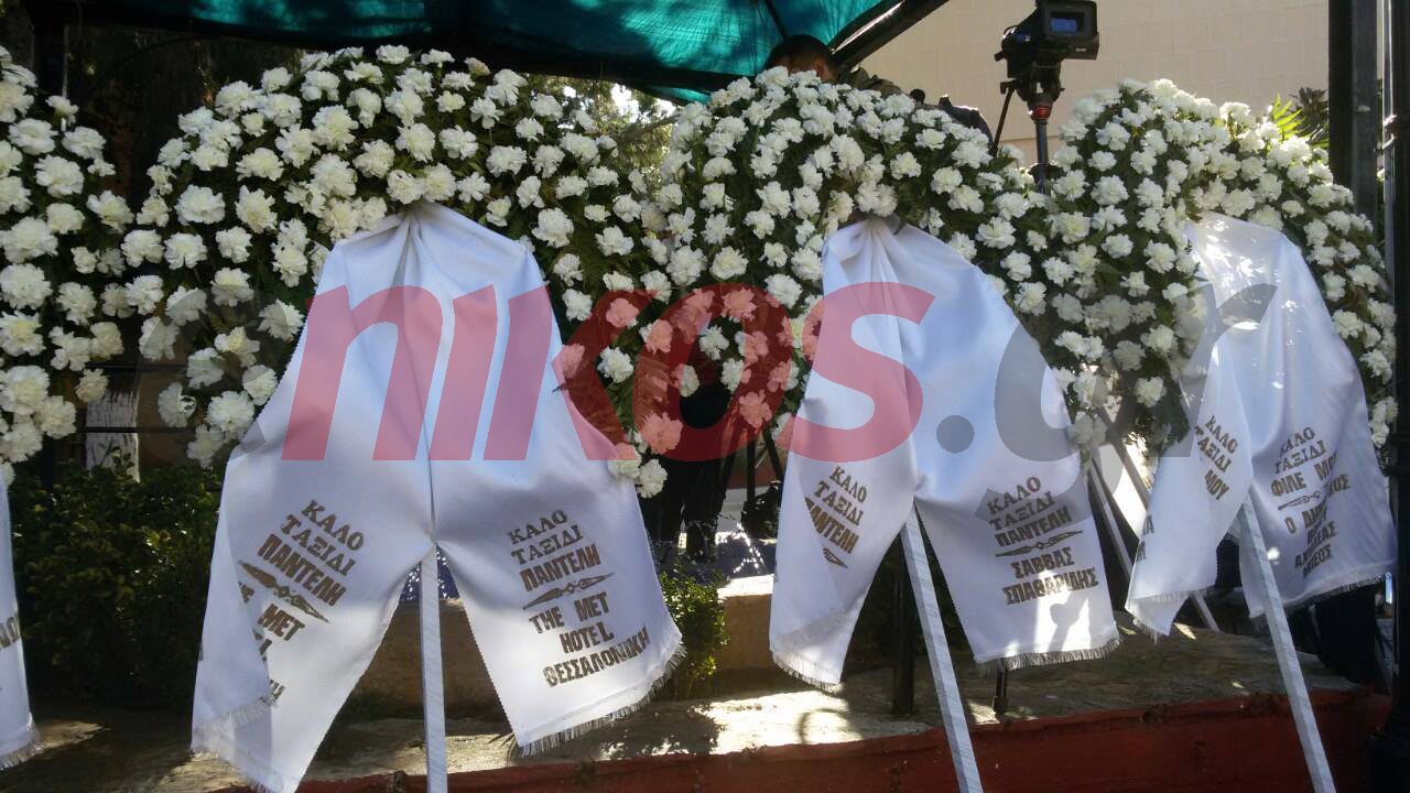 Στεφάνια στην κηδεία του Παντελή Παντελίδη – ΦΩΤΟ