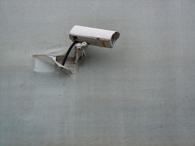 Τρομοκρατεί και επιτίθεται στους μαθητές του – ΒΙΝΤΕΟ