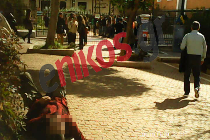 Εικόνες σοκ στο αλσύλλιο της Νομικής – Λιπόθυμοι ανάμεσα σε φοιτητές και περαστικούς – ΒΙΝΤΕΟ