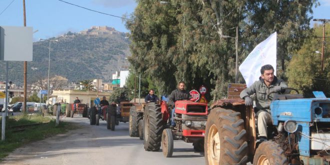 Κλιμακώνουν τις κινητοποιήσεις τους οι αγρότες των Τεμπών