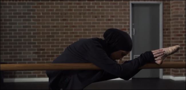 H πρώτη μπαλαρίνα με … μαντίλα – ΒΙΝΤΕΟ