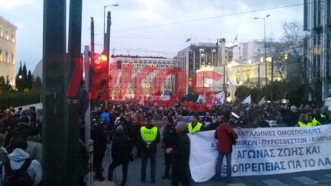 Στη Βουλή η πορεία των ενστόλων – ΦΩΤΟ