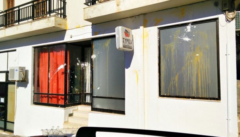 Αγρότες πέταξαν αυγά και γιαούρτια στα γραφεία του ΣΥΡΙΖΑ – BINTEO