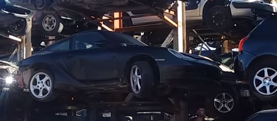 Μια… Porche πεταμένη στα σκουπίδια – ΒΙΝΤΕΟ