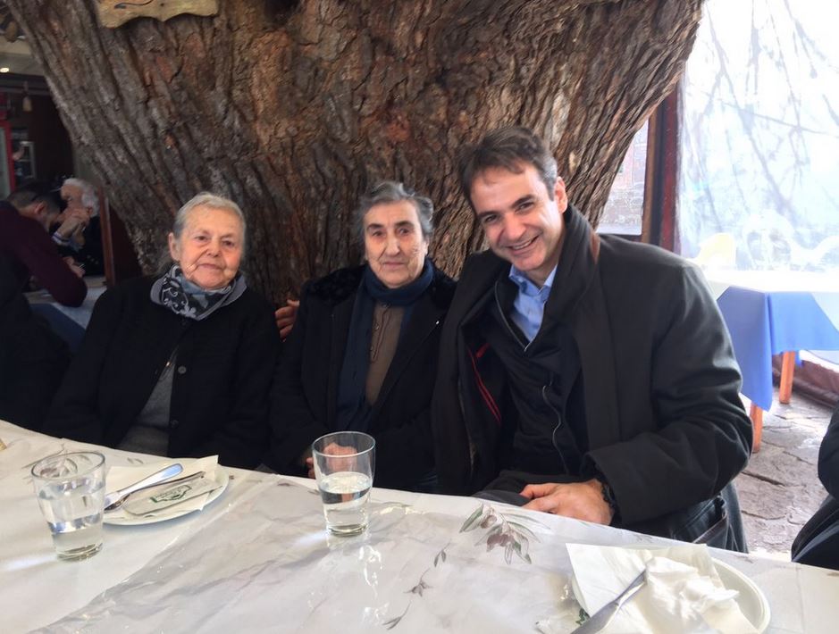 Ο Μητσοτάκης με τις διάσημες γιαγιάδες της Λέσβου – ΦΩΤΟ