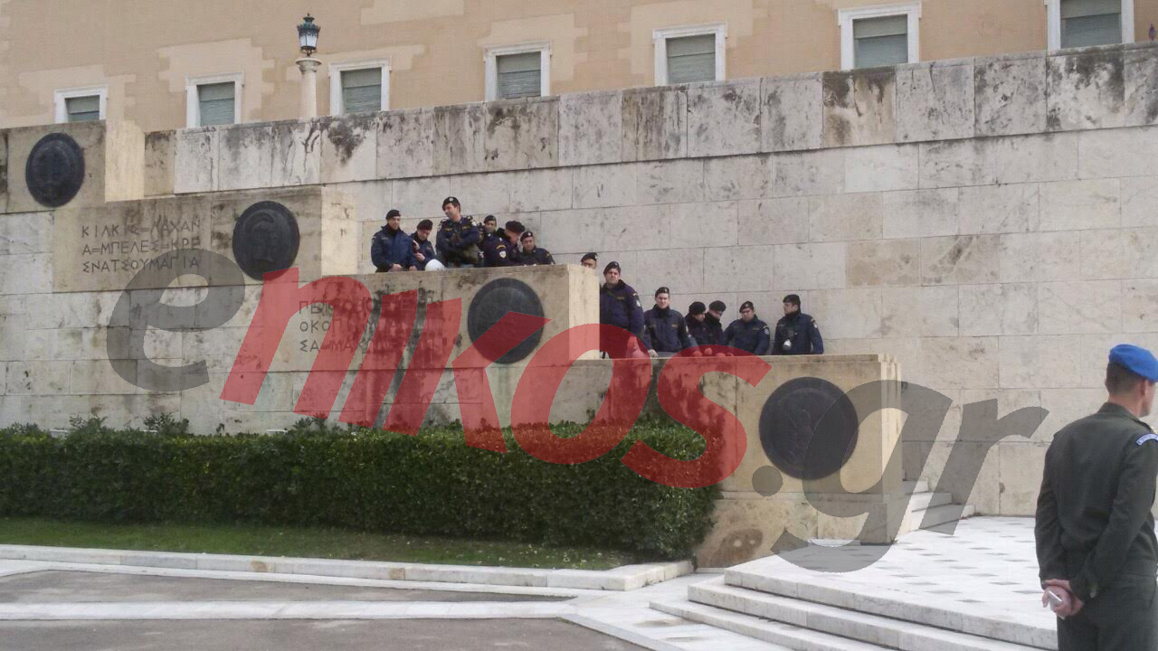Στα σκαλιά της Βουλής οι αστυνομικές δυνάμεις – ΤΩΡΑ- ΦΩΤΟ