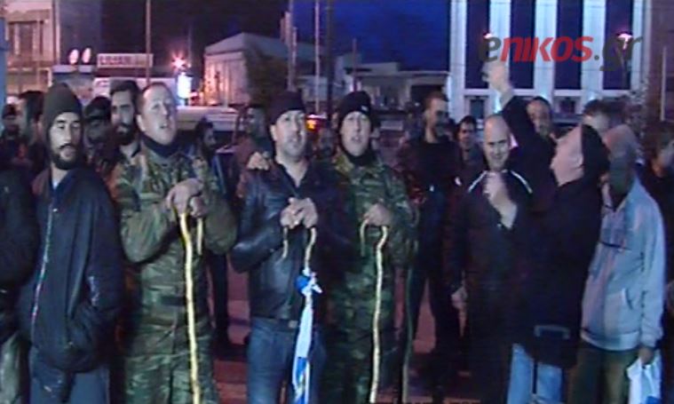 Με τραγούδια έφτασαν στο λιμάνι του Πειραιά οι αγρότες της Κρήτης – ΒΙΝΤΕΟ