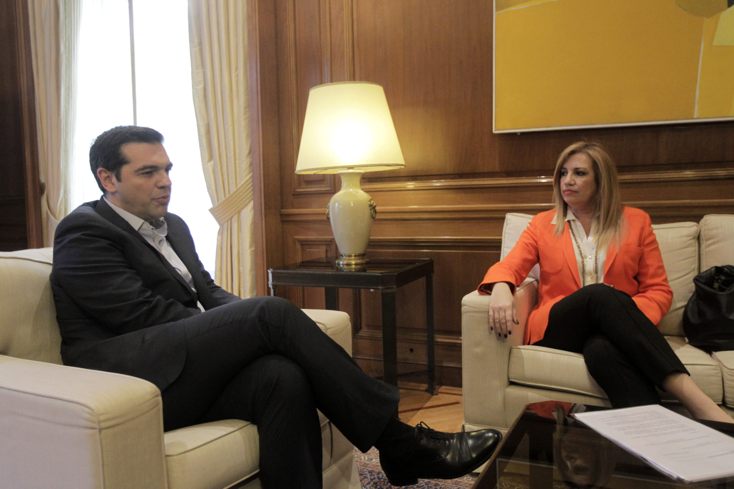 Η θερμή υποδοχή του Τσίπρα στην Γεννηματά – ΦΩΤΟ