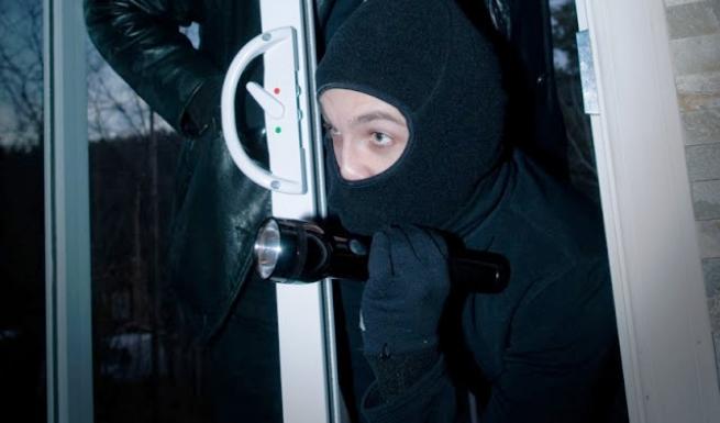 Την έδεσαν με σεντόνι για να την ληστέψουν