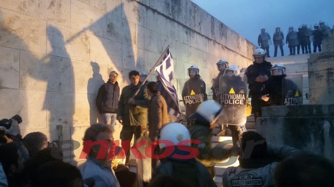 Οι αγρότες δίπλα στα ΜΑΤ με την ελληνική σημαία – ΦΩΤΟ