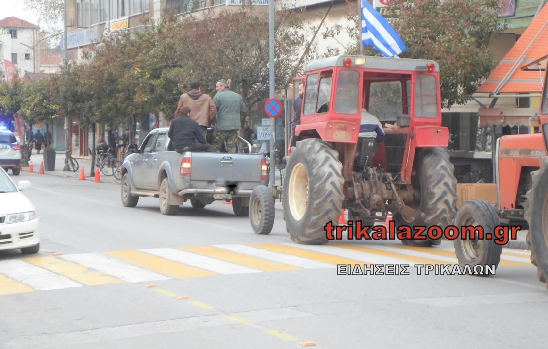 Αγρότες στα Τρίκαλα φώναξαν συνθήματα έξω από τα γραφεία του ΣΥΡΙΖΑ – ΒΙΝΤΕΟ