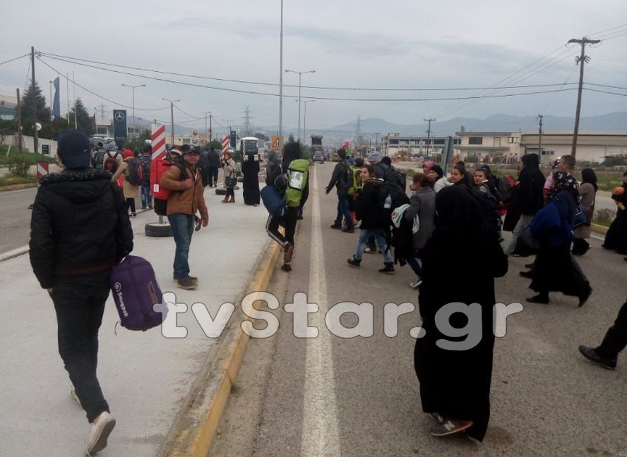 Αγκαλιά με τα παιδιά τους βαδίζουν από την Λαμία στην Ειδομένη – Συγκλονιστικές εικόνες