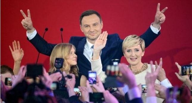 Πολωνία: Θέλει να εξετάσει τις διαστάσεις του σχεδίου συμφωνίας ΕΕ-Βρετανίας για τα επιδόματα μεταναστών