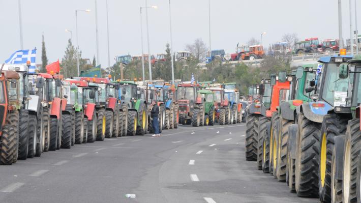 Ολοκληρώθηκε η αποχώρηση των τρακτέρ από το μπλόκο της Νίκαιας