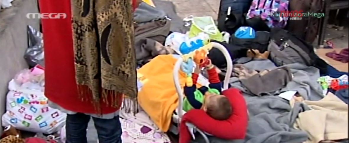 Δεκάδες μετανάστες στην πλατεία Βικτωρίας – ΒΙΝΤΕΟ