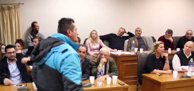 Εισβολή κατοίκων στο δημοτικό συμβούλιο για το κέντρο μετεγκατάστασης – ΒΙΝΤΕΟ
