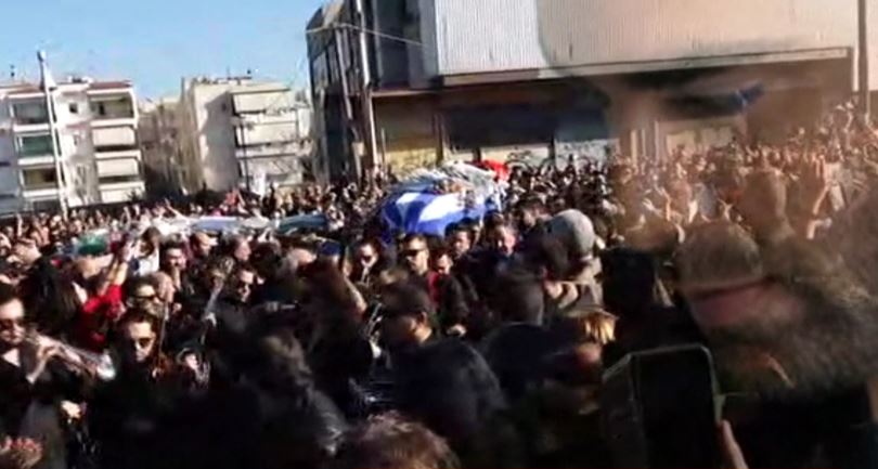 Χιλιάδες “αντίο” με χειροκροτήματα στον Παντελή Παντελίδη – ΒΙΝΤΕΟ