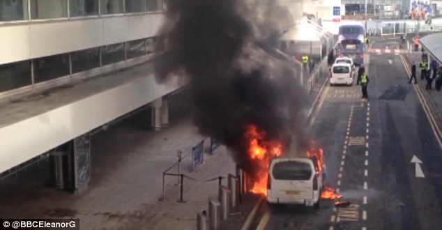 Ταξί “λαμπάδιασε” έξω από το αεροδρόμιο της Γλασκώβης – ΒΙΝΤΕΟ