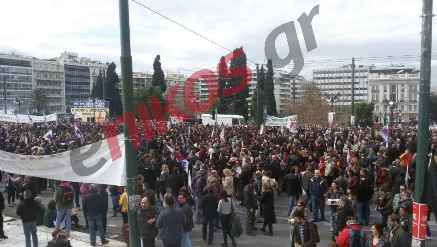 Το ΠΑΜΕ στο Σύνταγμα μαζί με τους αγρότες – ΦΩΤΟ