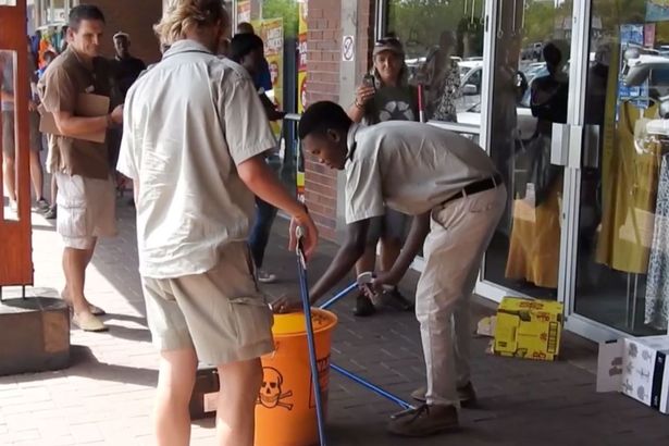 Το πιο φονικό φίδι στον κόσμο σκορπάει τον πανικό σε εμπορικό κέντρο – ΒΙΝΤΕΟ