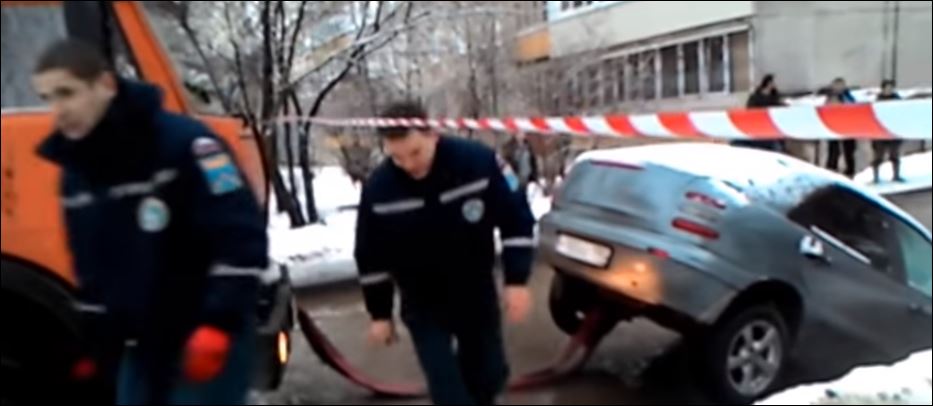 Τους φώναξε για να απεγκλωβίσουν το αυτοκίνητο… και το κατέστρεψαν – ΒΙΝΤΕΟ